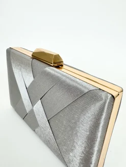 Clutch satinado plateado