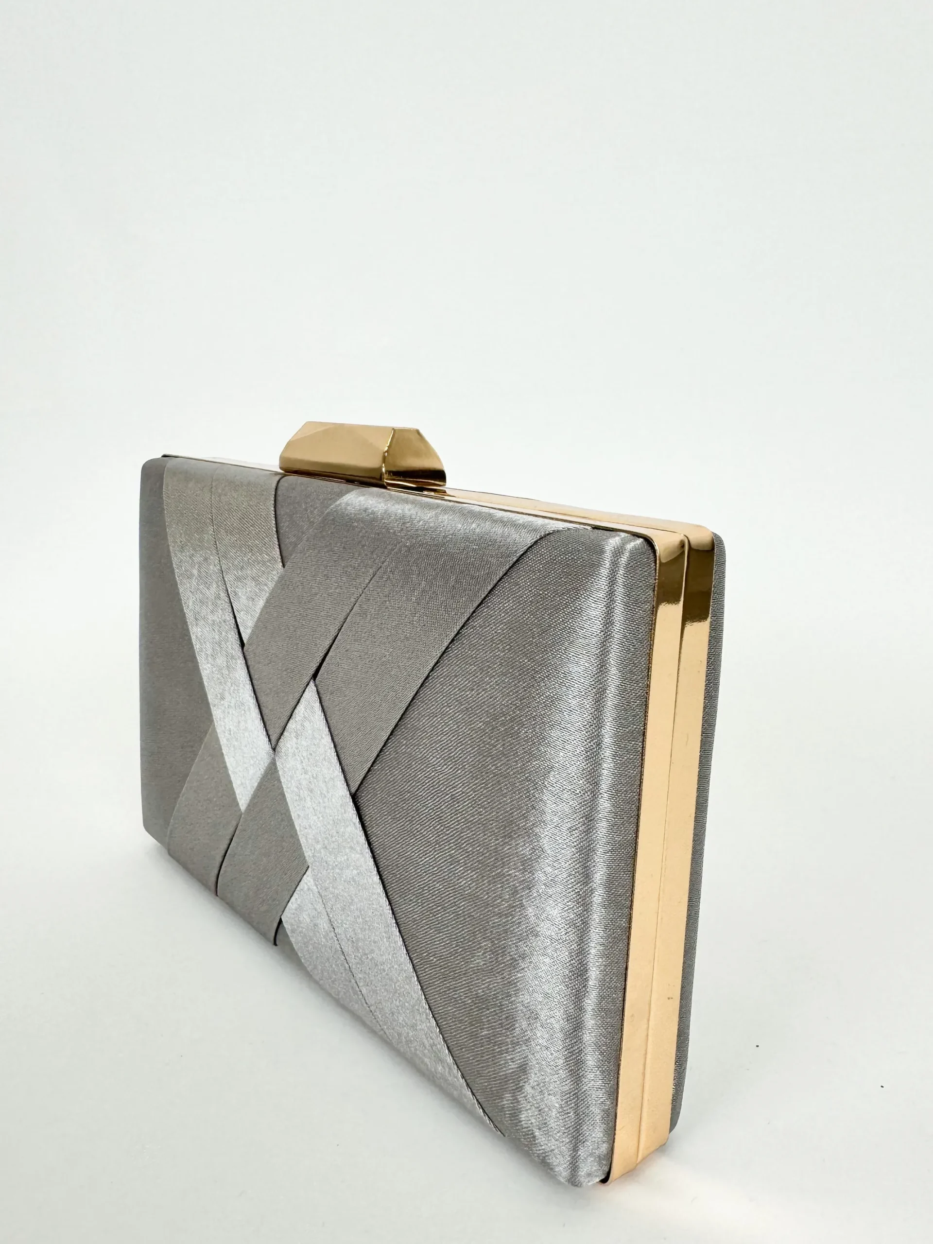 Clutch satinado plateado