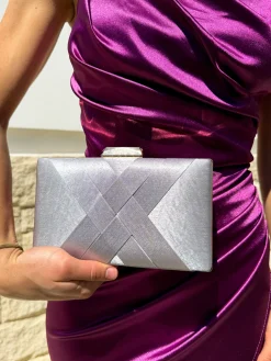Clutch satinado plateado
