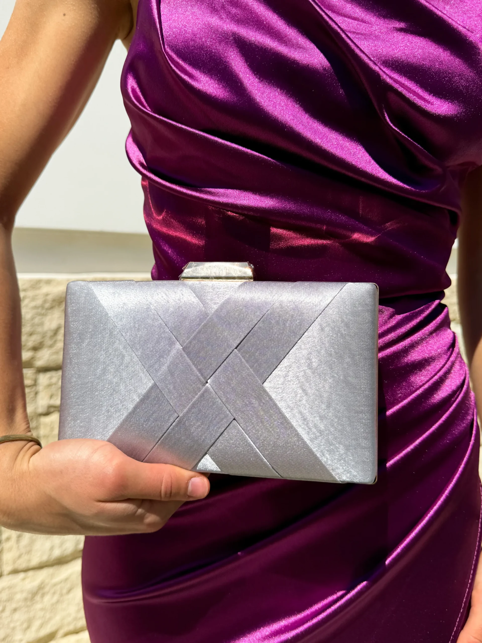 Clutch satinado plateado
