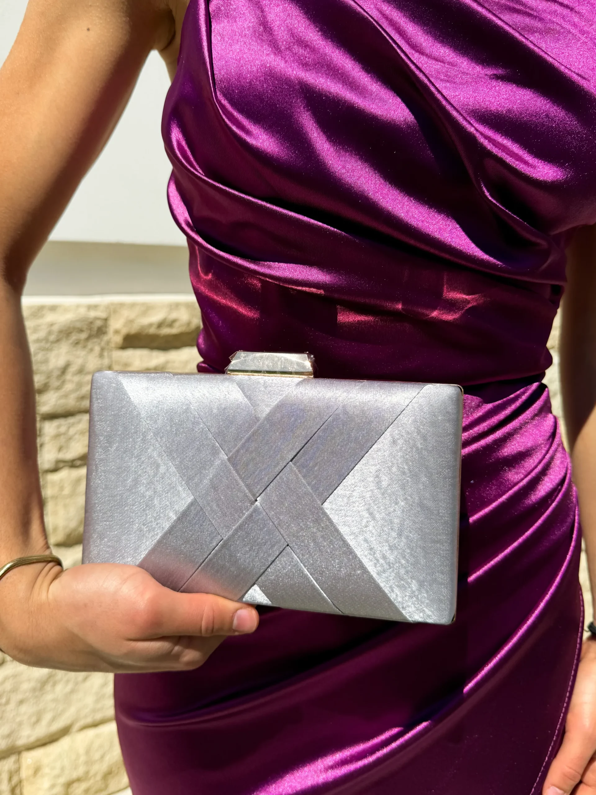 Clutch satinado plateado