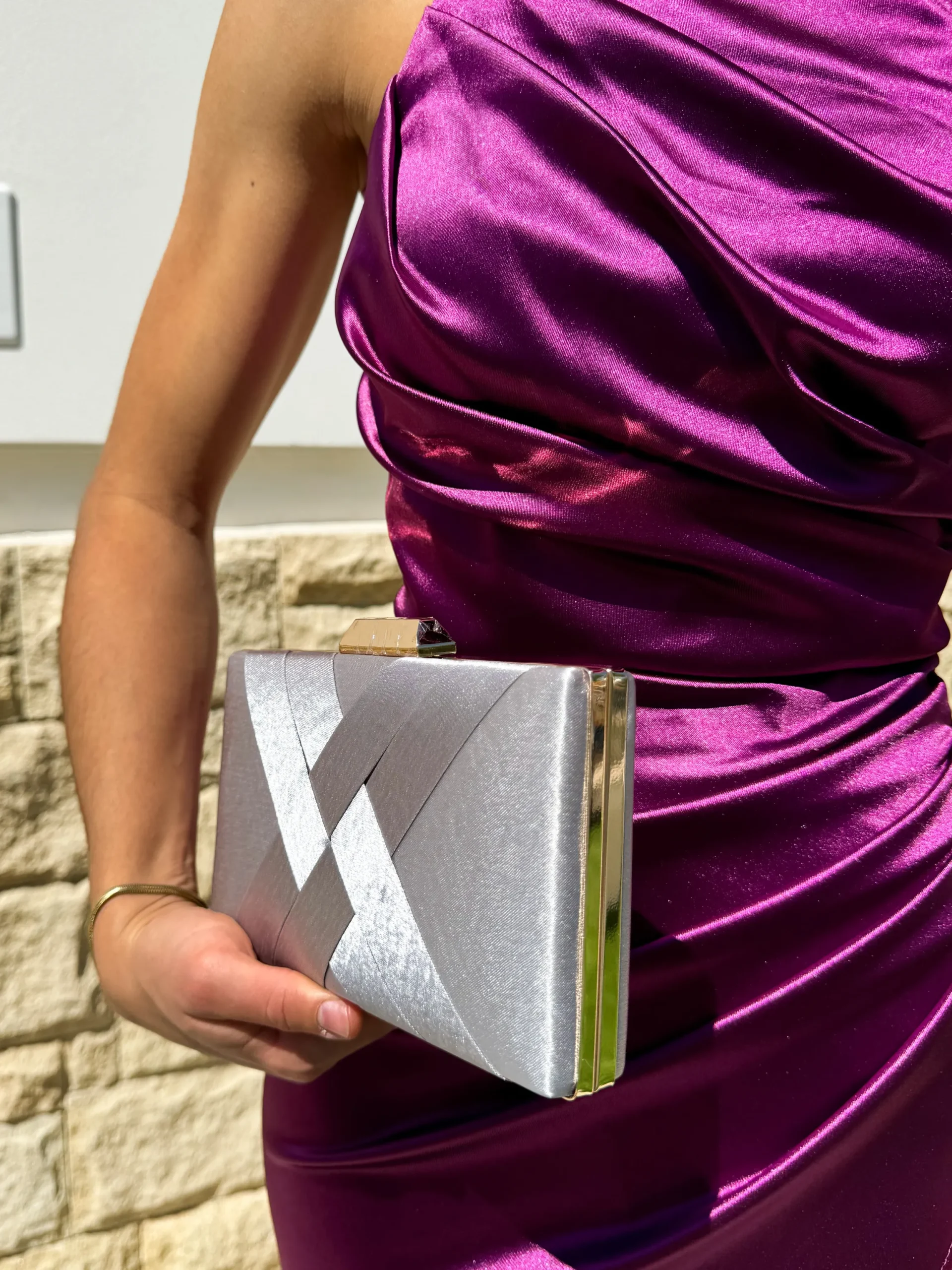 Clutch satinado plateado