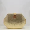 Clutch textura cierre dorado