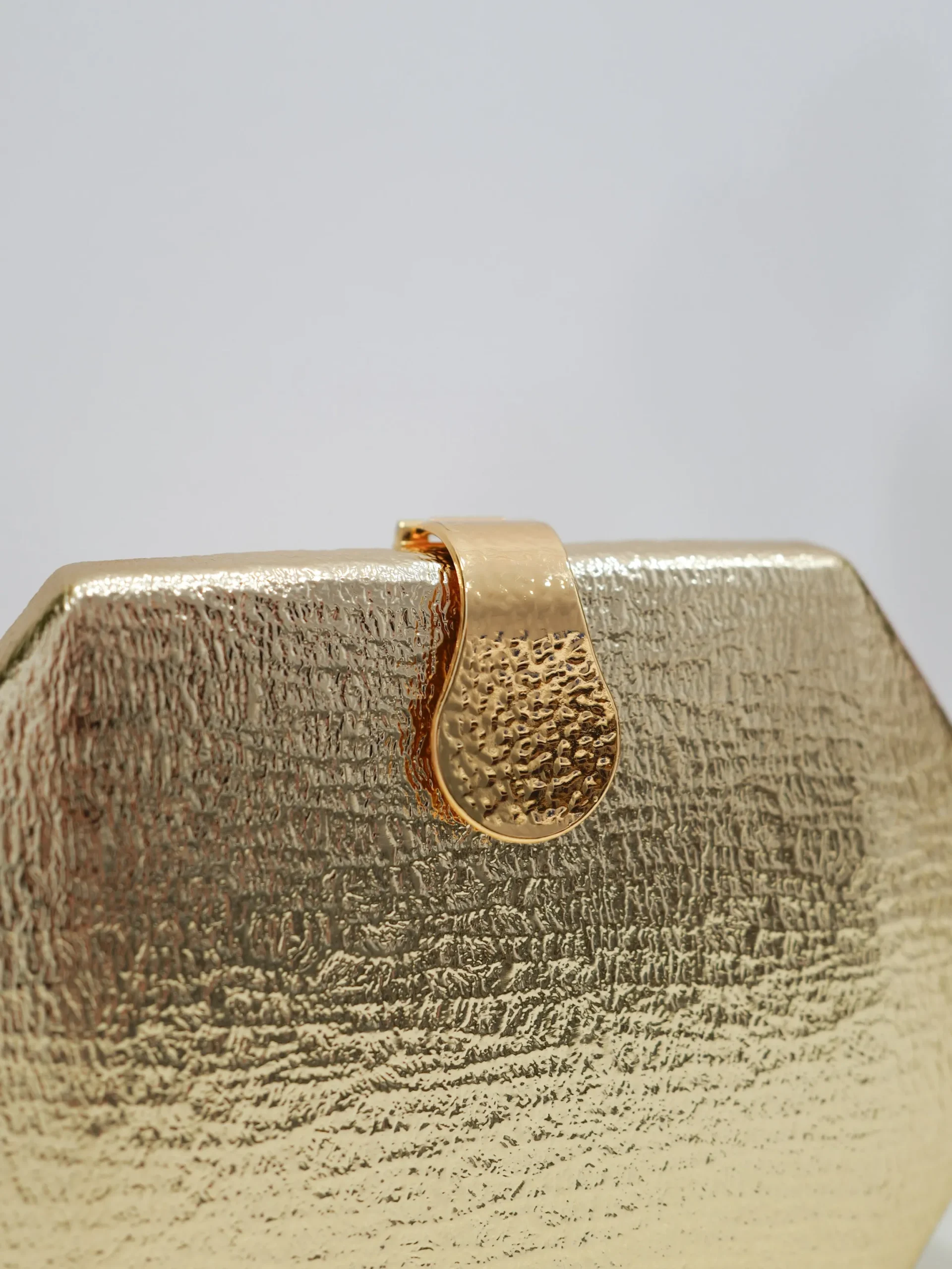 Clutch textura cierre dorado