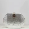 Clutch textura cierre plateado