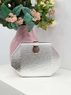 Clutch textura cierre plateado
