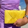 Clutch trenzado mostaza