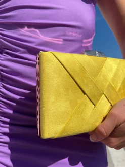 Clutch trenzado mostaza