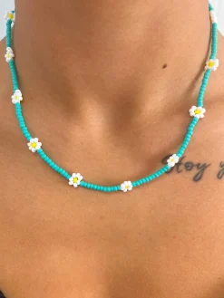 Collar turquesa flores blancas