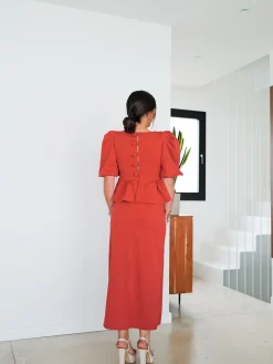 Conjunto falda midi pomposo coral