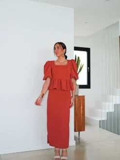 Conjunto falda midi pomposo coral