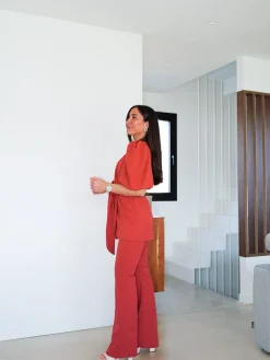 Conjunto mono traje pomposo coral