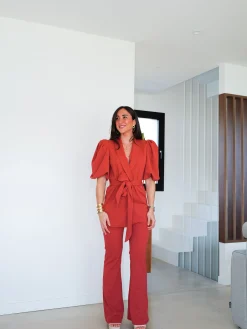 Conjunto mono traje pomposo coral