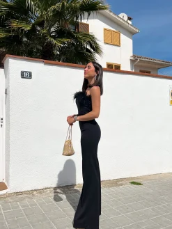 Mono largo plumas negro