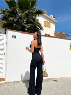 Mono largo plumas negro