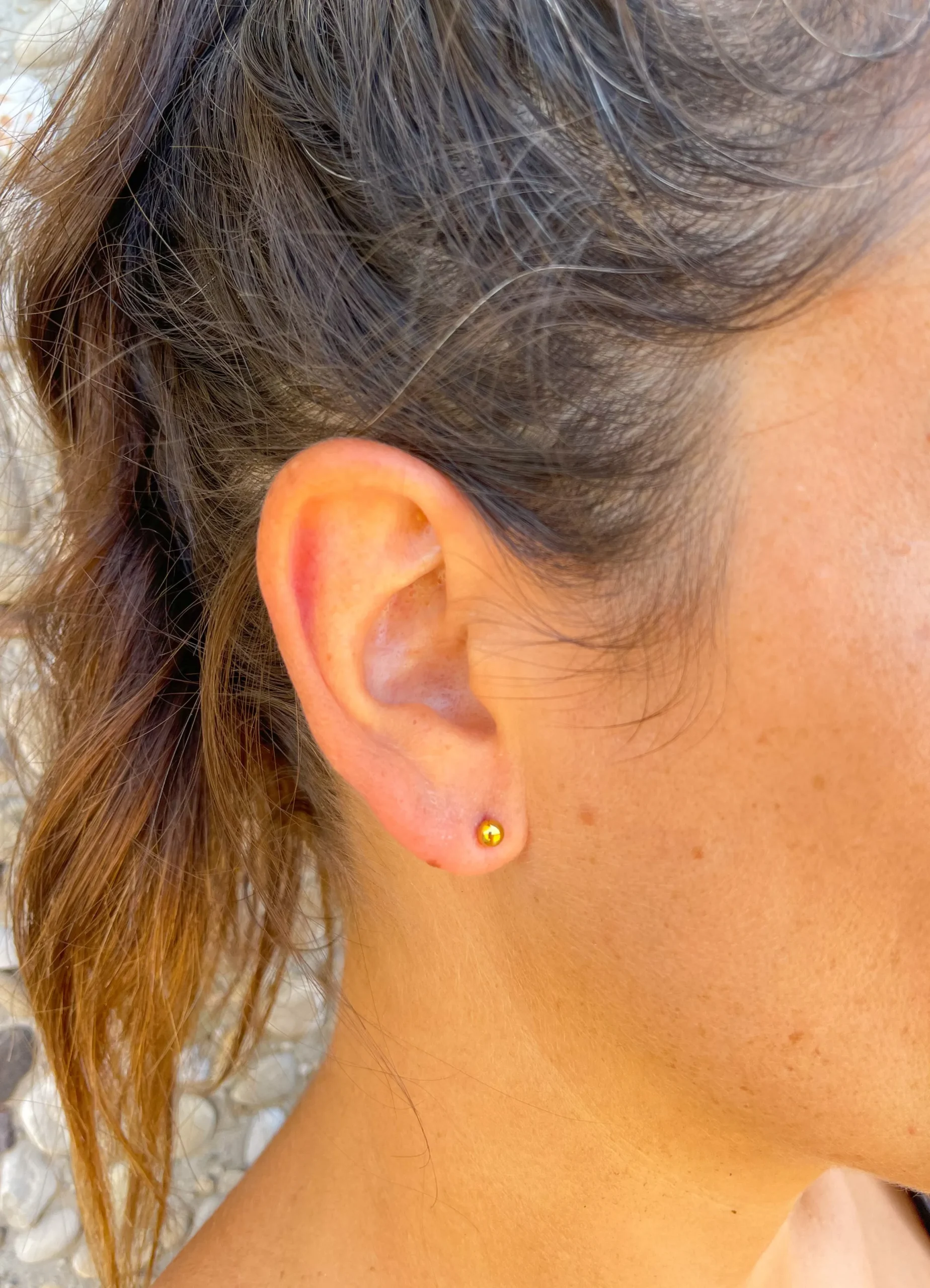 Pendientes bolita dorada