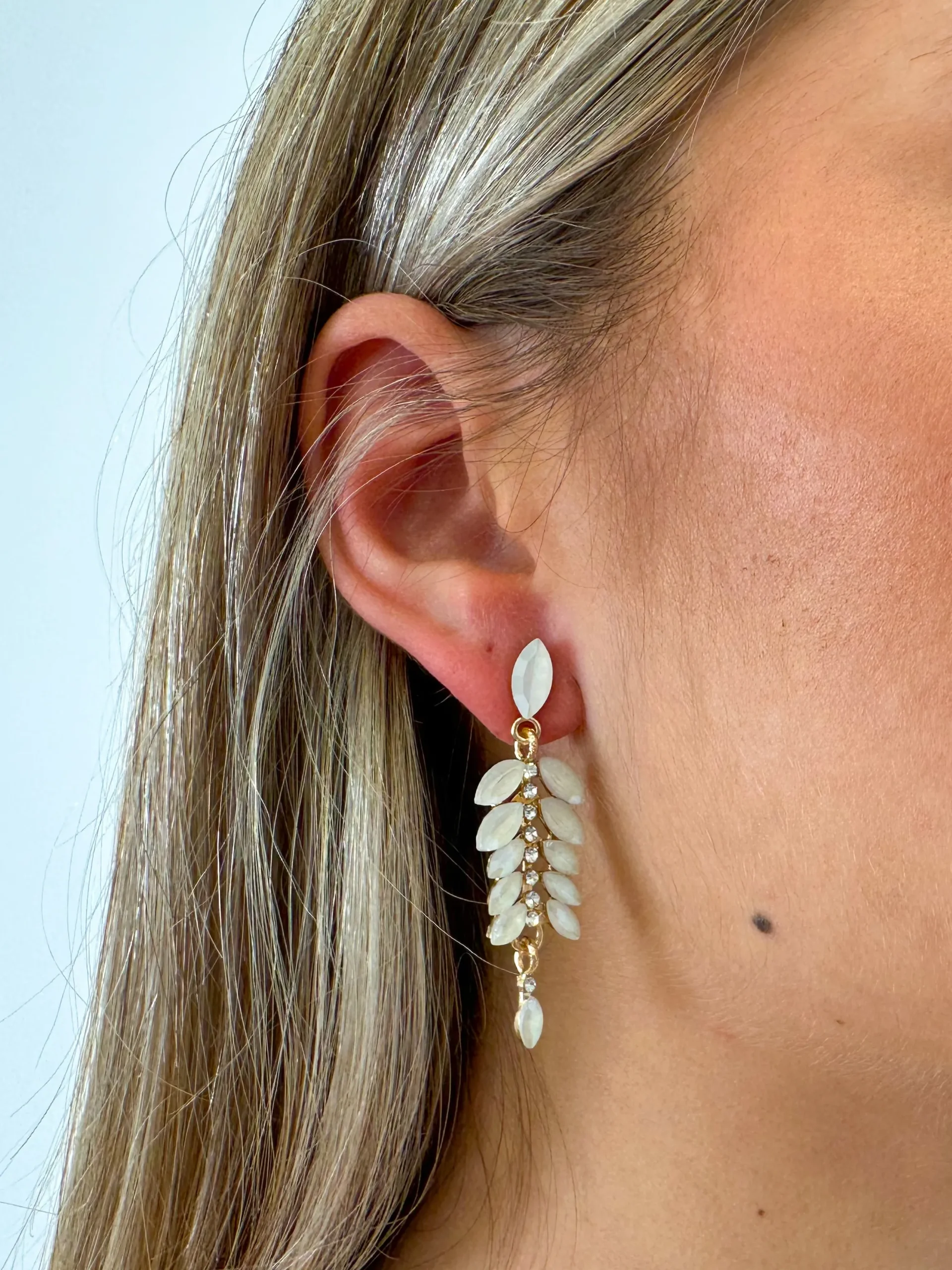 Pendientes hebras blancas brillo