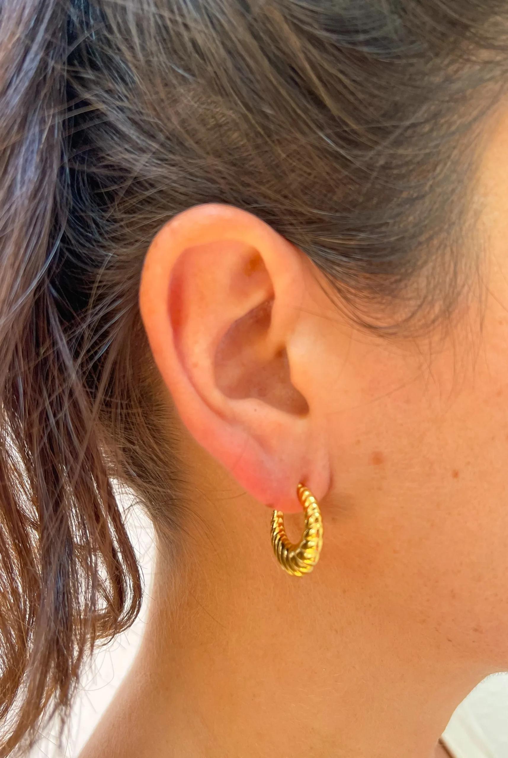 Pendientes media luna entrelazados dorados