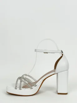 Sandalia cruzada brillo blanco