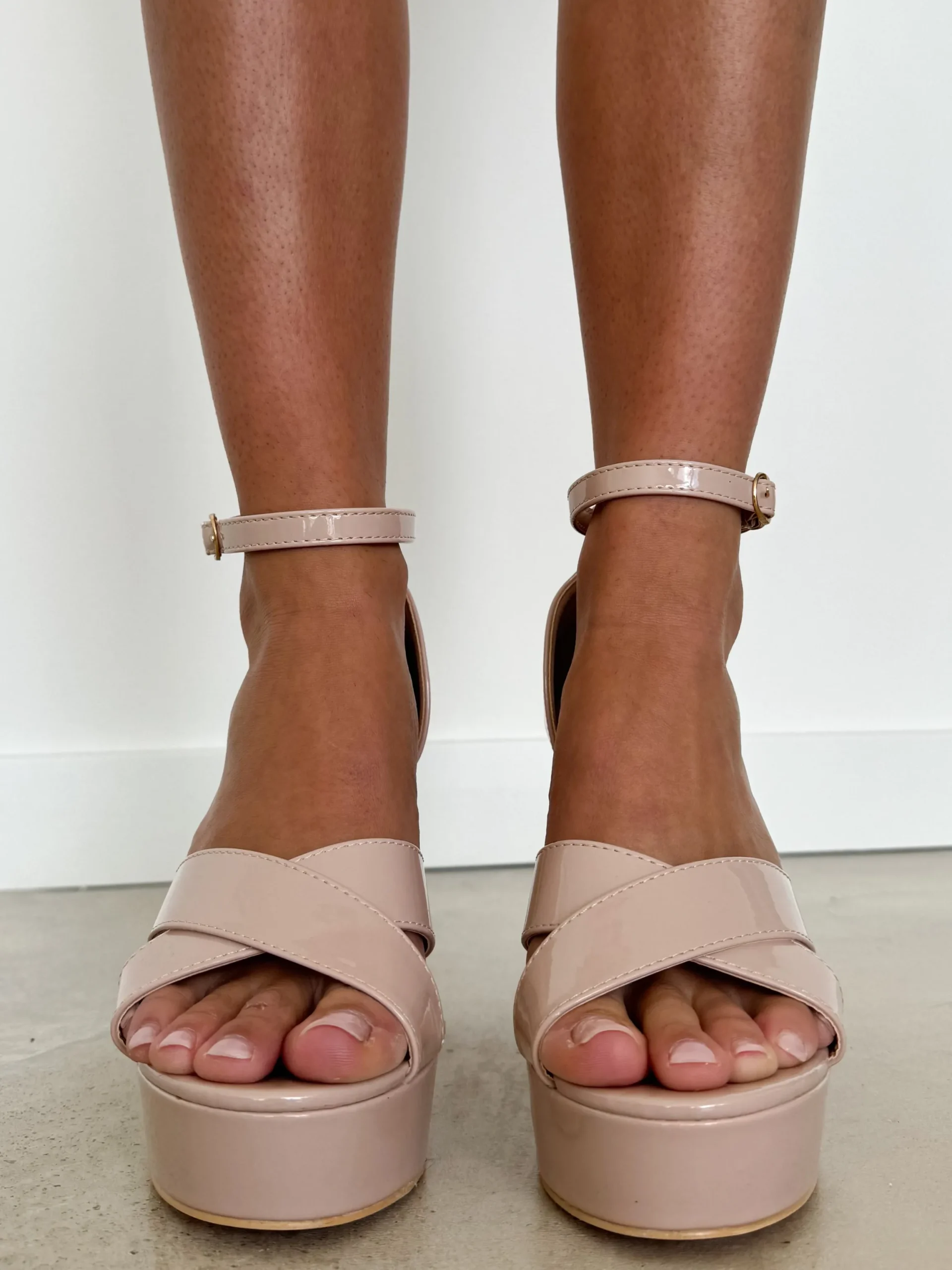 Sandalia plataforma charol nude