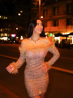 Vestido bardot glitter plumas beige