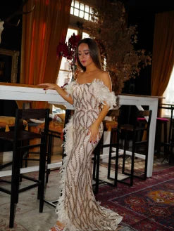 Vestido corse glitter plumas beige