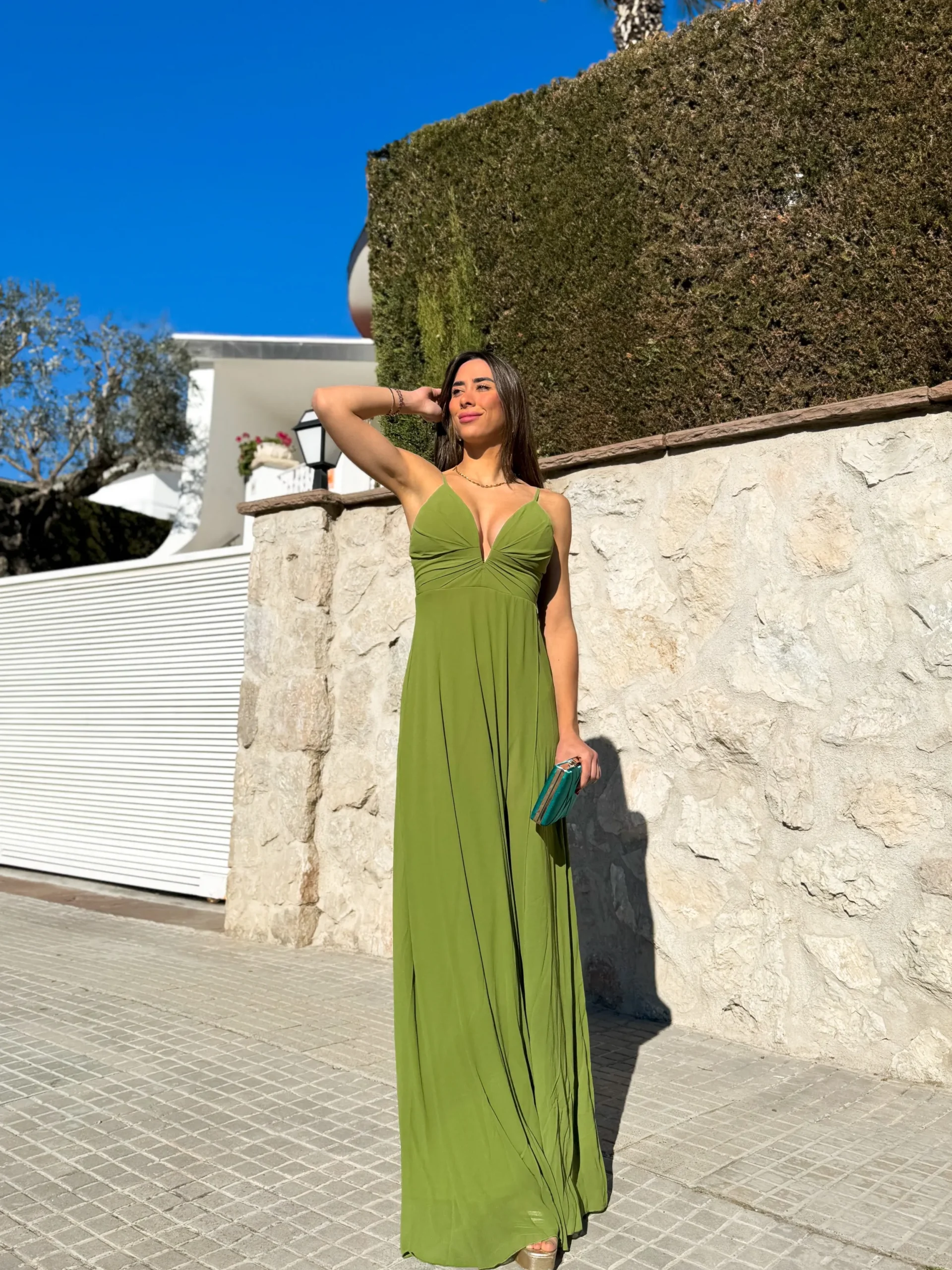 Vestido crepe pico oliva
