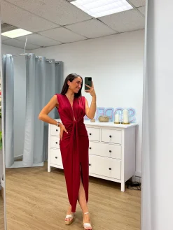Vestido escote lazo burdeos