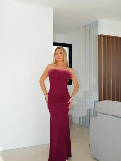 Vestido largo crepe plumas burdeos