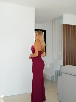 Vestido largo crepe plumas burdeos
