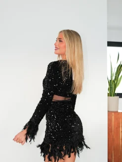 Vestido mangas glitter plumas negro