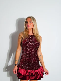 Vestido mini volante velvet burdeos