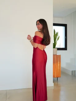 Vestido satin bardot espalda burdeos