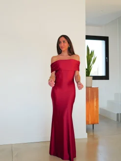 Vestido satin bardot espalda burdeos