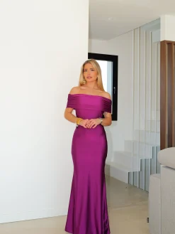 Vestido satin bardot espalda amarena