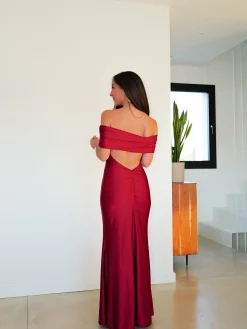 Vestido satin bardot espalda burdeos