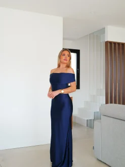 Vestido satin bardot espalda marino