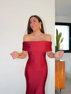 Vestido satin bardot espalda burdeos