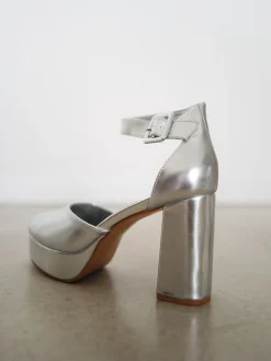 Zapato tacón cerrado plata