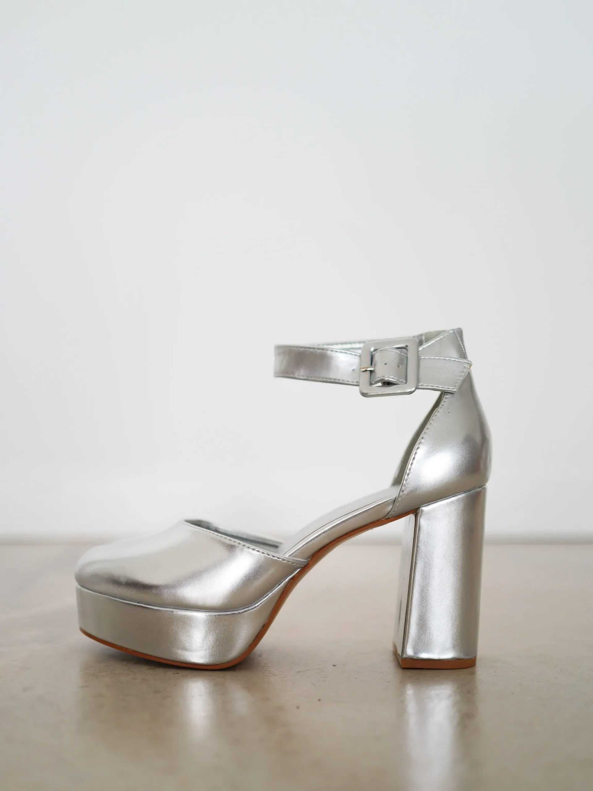 Zapato tacón cerrado plata