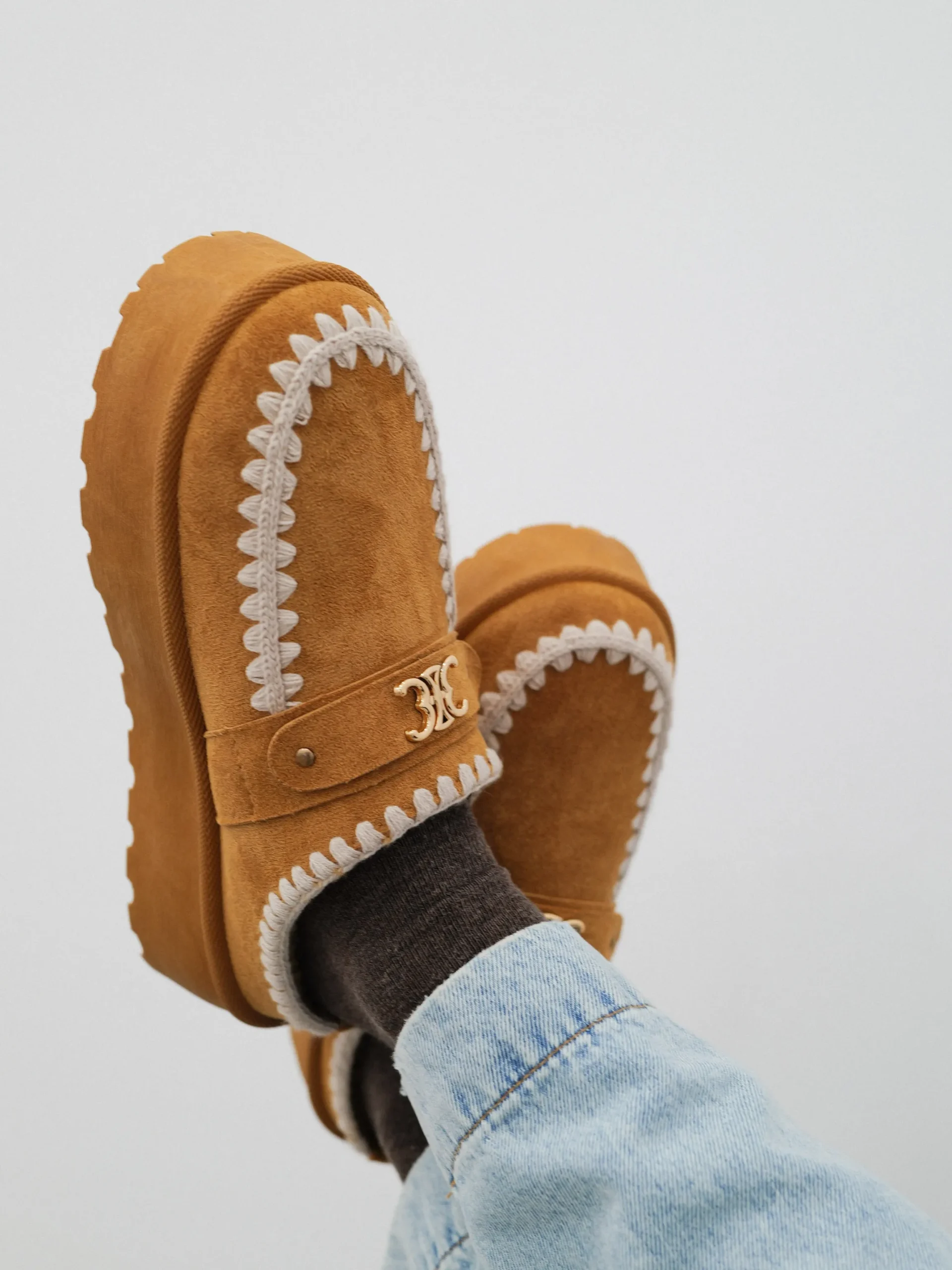 Zueco plataforma bordado camel